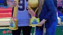 Menejer Surya Utama FC Bawa Pulang Medali dan Trofi Dandim Cup 2025 di lapangan Betteng Pamboang