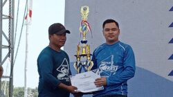 Ketua Komisi III Mewakili DPRD kab.Majene Menyerahkan Hadiah Pemenang Lomba Sandeq Segi Tiga
