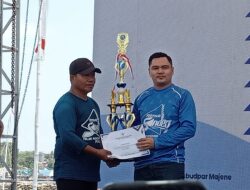 Ketua Komisi III Mewakili DPRD kab.Majene Menyerahkan Hadiah Pemenang Lomba Sandeq Segi Tiga